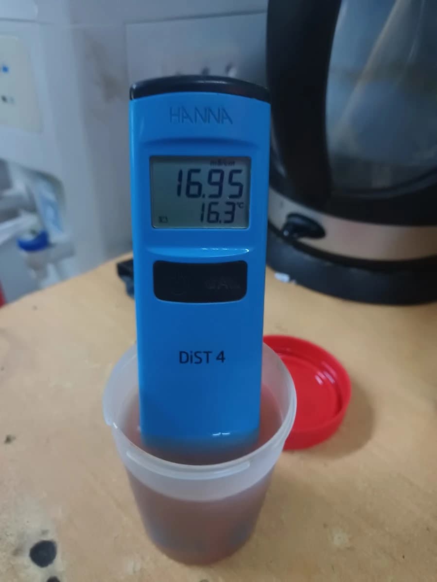 Medición de conductividad eléctrica en agua — control de calidad industrial, Tayr