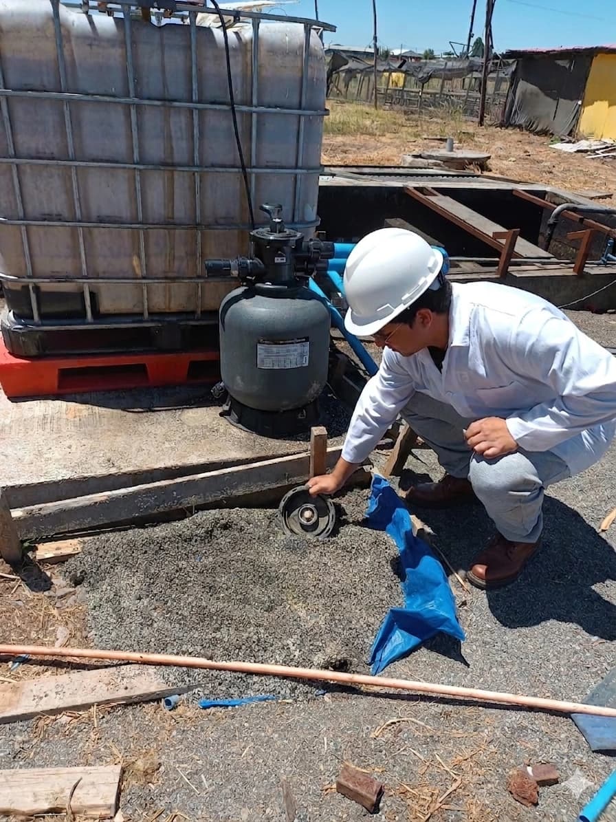 Planta piloto con filtros de arena en terreno — investigación tratamiento de aguas, sur de Chile